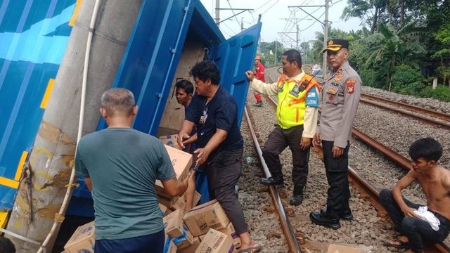 Polisi evakuasi truk tabrak tiang LAA di jalur hilir antara Stasiun Pondok Ranji-Kebayoran, sekitar Pesanggrahan, Jakarta, Selasa (25/7/2023) Foto: Dok. Istimewa