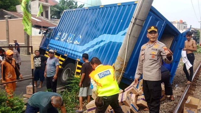 Polisi evakuasi truk tabrak tiang LAA di jalur hilir antara Stasiun Pondok Ranji-Kebayoran, sekitar Pesanggrahan, Jakarta, Selasa (25/7/2023) Foto: Dok. Istimewa