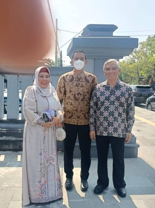 Dosen Spesialis Medikal Bedah Prima Trisna Aji ketika bersama Rektor UDB Solo Doktor Singgih/Foto : Dokpri