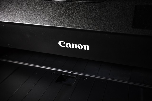 Cara Cleaning Printer Canon. Unsplash/Joshua Fuller.