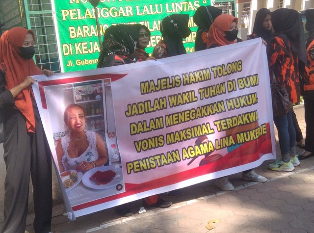 Suasana di depan gedung PN Kelas I Palembang saat para emak-emak gelar aksi damai, Foto : Istimewa