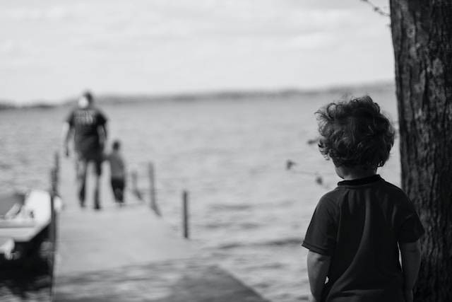 Ilustrasi kata-kata buat orang tua yang pilih kasih. Sumber: Unsplash/ Katherine Chase.