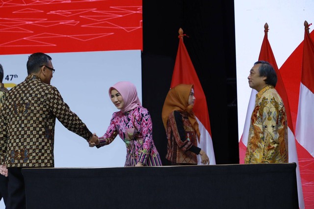 Direktur Utama PT Pertamina (Persero) Nicke Widyawati bersalaman dengan Menteri ESDM Arifin Tasrif dalam acara penandatanganan pembelian hak kelola Pertamina dan Petronas dari Shell di Blok Masela di sela-sela acara IPA Convex 2023, ICE BSD, Tangerang Selatan, Selaas (25/7/2023). Dok IPA Convex 2023