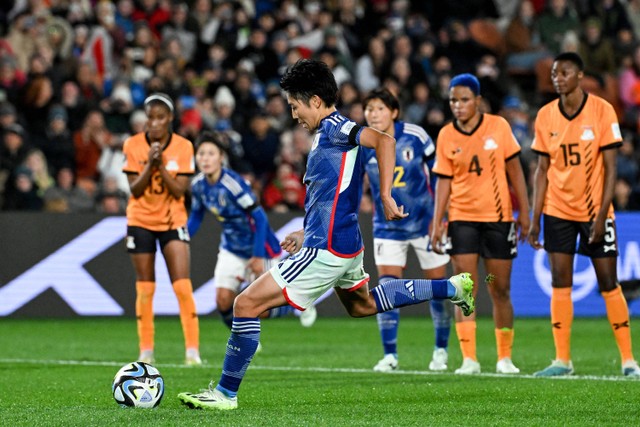 Penyerang Jepang Riko Ueki mencetak gol penalti selama pertandingan sepak bola Grup C Piala Dunia Wanita Australia dan Selandia Baru 2023 antara Zambia vs Jepang di Stadion Waikato di Hamilton pada 22 Juli 2023. Foto: Saeed Khan / AFP