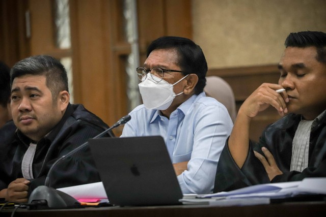 Terdakwa kasus BTS BAKTI Kominfo, Mantan Menteri Kominfo Johnny G Plate mendengarkan saksi pada sidang kasus BTS BAKTI Kominfo di Pengadilan Negeri Jakarta Pusat, Selasa (25/7/2023). Foto: Jamal Ramadhan/kumparan