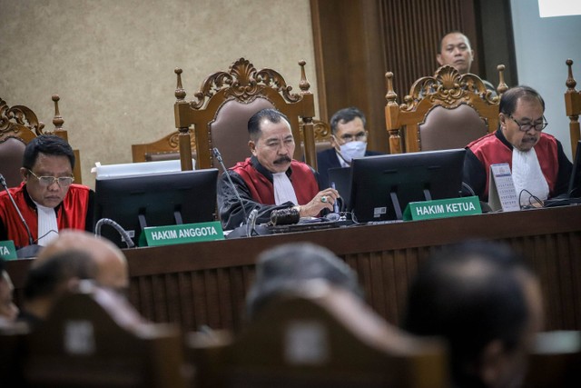 Ketua majelis hakim Fahzal Hendri memimpin sidang kasus BTS BAKTI Kominfo di Pengadilan Negeri Jakarta Pusat, Selasa (25/7/2023). Foto: Jamal Ramadhan/kumparan