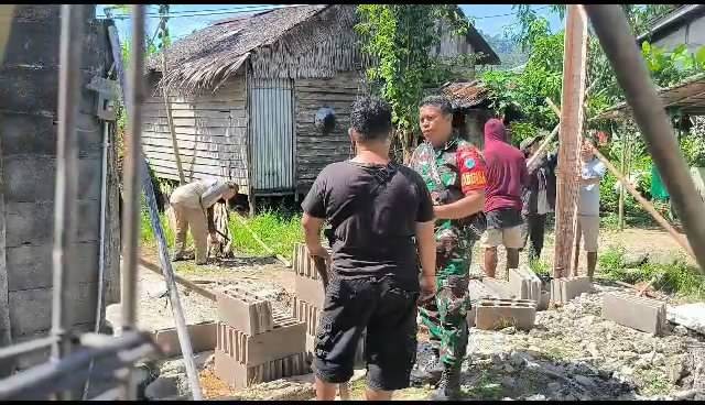 Serda Dirus membantu membedah rumah warga kurang mampu. Foto: Rizki/Hi!Pontianak