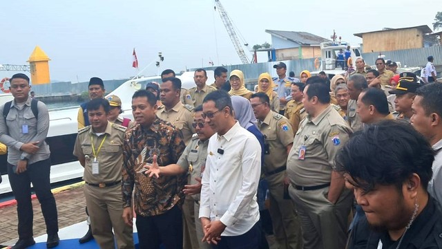 Pj Gubernur DKI Jakarta Heru Budi Hartono meninjau layanan pendidikan hingga kesehatan di Pulau Pramuka, Selasa (25/7/2023). Foto: Annisa Thahira Madina/kumparan