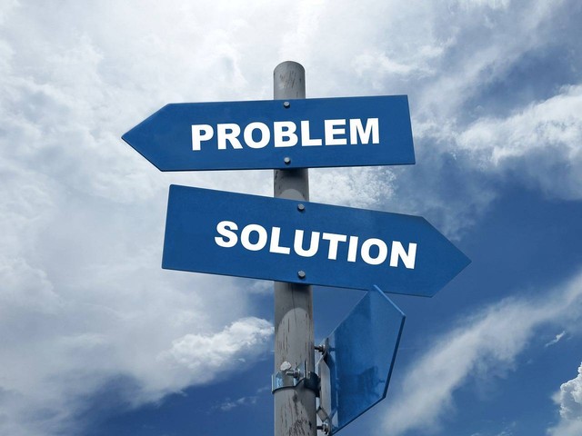 Rambu bertuliskan masalah dan solusi sebagai ilustrasi pemecahan masalah. Foto: Pixabay.com