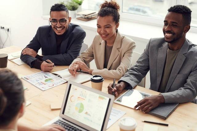 Ilustrasi PR trainee artinya berkaitan dengan bidang public relations. Foto: Unsplash.