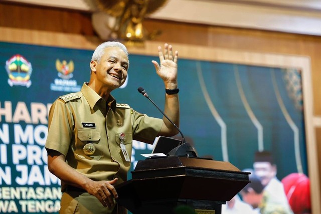 Gubernur Jateng Ganjar Pranowo menghadiri acara pentasyarufan untuk para penerima bantuan yang diadakan di Gedung Gradhika Bhakti Praja, Kota Semarang, Selasa (25/7/2023). Foto: Dok. Istimewa