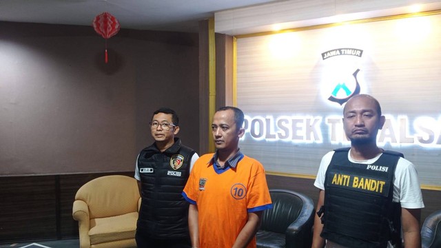 Polsek Tegalsari Surabaya menangkap seorang cleaning service di Dinas Pendidikan Surabaya bernama Diki Arfian (43) dengan kasus penipuan meloloskan siswa masuk ke sekolah negeri di Surabaya, Selasa (25/7/2023). Foto: Farusma Okta Verdian/kumparan