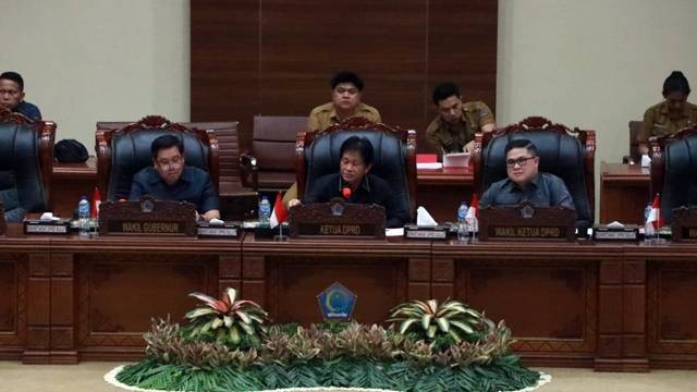 Ketua DPRD Sulawesi Utara, dr. Fransiscus Andi Silangen bersama Wakil Gubernur Sulut, Steven OE Kandouw (kiri) dan Wakil Ketua DPRD Sulut, Billy Lombok saat rapat paripurna.