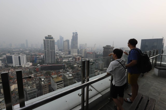 Suasana Jakarta difoto dari atas gedung Perpusnas terlihat samar karena polusi udara, Selasa (25/7/2023).  Foto: Jamal Ramadhan/kumparan