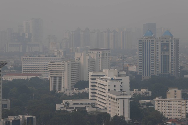 Suasana Jakarta difoto dari atas gedung Perpusnas terlihat samar karena polusi udara, Selasa (25/7/2023).  Foto: Jamal Ramadhan/kumparan