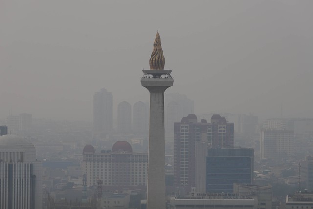 Polusi udara mengepung Monas di Jakarta Pusat.  Foto: Jamal Ramadhan/kumparan