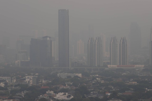 Suasana Jakarta difoto dari atas gedung Perpusnas terlihat samar karena polusi udara, Selasa (25/7/2023).  Foto: Jamal Ramadhan/kumparan