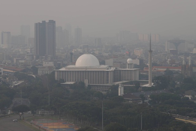 Suasana Jakarta difoto dari atas gedung Perpusnas terlihat samar karena polusi udara, Selasa (25/7/2023).  Foto: Jamal Ramadhan/kumparan