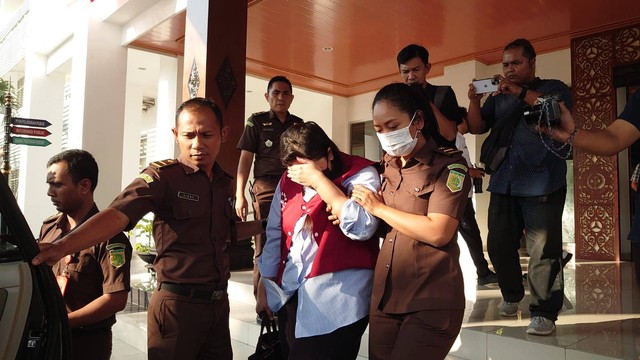 Oknum teller bank BUMN Cabang Adisucipto, Yogya, saat akan dibawa ke tahanan oleh Kejati DIY, Selasa (25/7). Foto: Widi RH Pradana