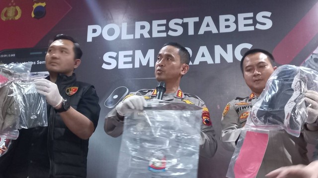 Polisi saat menunjukan sebilah pisau yang masih terdapat bercakan darah.  Foto: Intan Alliva/kumparan