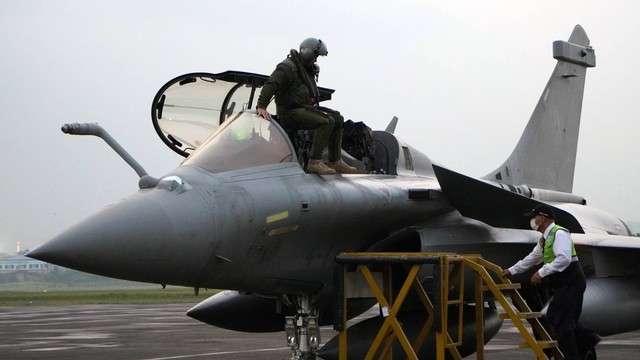 Jet tempur Rafale Dassault milik AU Prancis mendarat di Lanud Halim dalam misi kerja sama dengan TNI AU. Foto: Kedubes Prancis di Jakarta