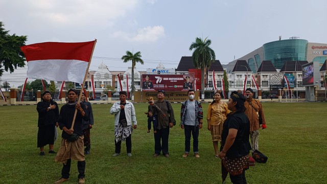 Organisasi budaya di Yogyakarta resmi melaporkan 'pernikahan anjing dengan adat Jawa' ke Polda DIY, Selasa (25/7). Foto: Arfiansyah Panji Purnandaru/kumparan