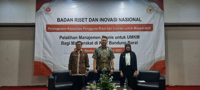 Badan Riset Nasional (BRIN) dan Anggota Komisi VII DPR RI, Rian Firmansyah, menggelar kegiatan pelatihan manajemen bisnis bagi UMKM di Hotel Grand Hani, Kabupaten Bandung Barat, pada Selasa (25/7). Foto: istimewa