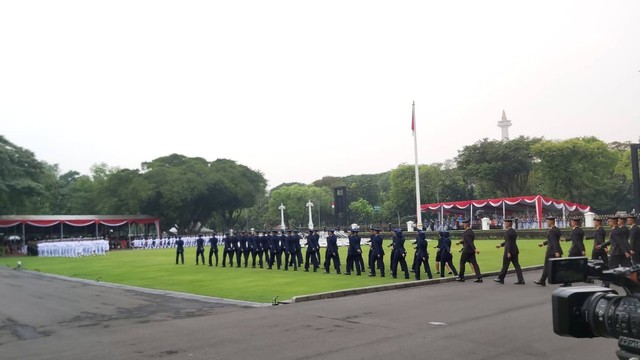 Calon perwira remaja TNI-Polri yang akan dilantik oleh Presiden Jokowi memasuki halaman Istana Merdeka, Jakarta, Rabu (26/7/2023). Foto: Nadia Riso/kumparan