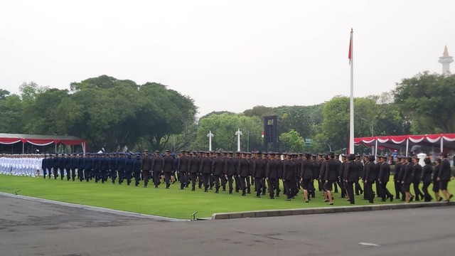Calon perwira remaja TNI-Polri yang akan dilantik oleh Presiden Jokowi memasuki halaman Istana Merdeka, Jakarta, Rabu (26/7/2023). Foto: Nadia Riso/kumparan