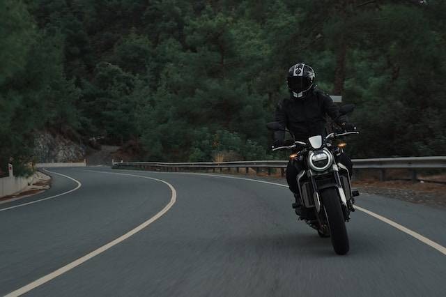 Ilustrasi Cara Bayar Pajak Motor Online Jawa Timur, Unsplash/Alexey Malakhov