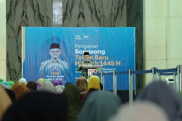 Pengajian Songsong Tahun Baru Hijriah 1445 di Masjid Islamic Center Universitas Ahmad Dahlan (UAD) (Foto: Humas dan Protokol UAD)