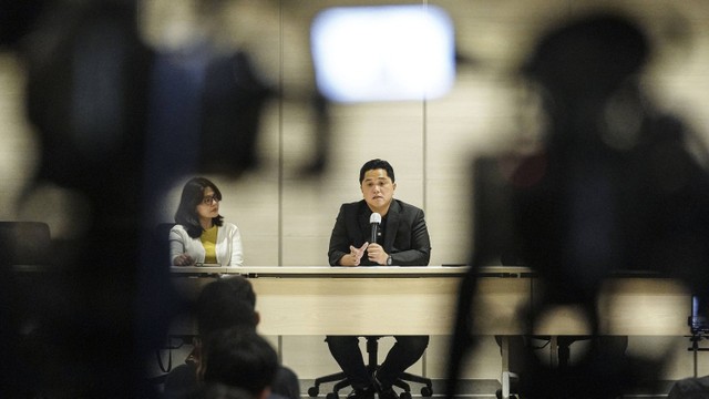 Ketum PSSI Erick Thohir (kanan) didampingi Waketum Ratu Tisha (kiri) saat menyampaikan keterangan pers di Jakarta, Selasa (25/7/2023). Foto: ANTARA FOTO/Dhemas Reviyanto
