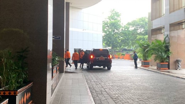 Kepala Basarnas, Marsdya Henri Alfiandi tiba di kantor Basarnas, Jakarta pada Rabu (26/7), atau sehari setelah OTT KPK yang menjerat salah satu pejabat Basarnas. Foto: Luthfi Humam/kumparan