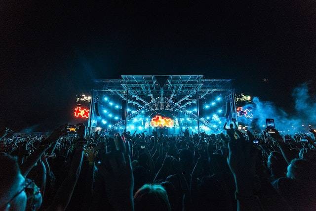 Ilustrasi panduan nonton konser di venue terbuka, sumber foto: pexels.com/Wendy Wei