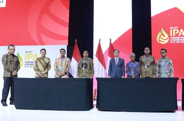 PT Pertamina Hulu Energi North East Java lakukan penandatanganan Kontrak Kerja Sama (KKS) yang dilakukan bersamaan dengan opening ceremony IPA Convex ke-47 di Indonesia Convention Exhibition (ICE) BSD City, Tangerang Selatan, Selasa (25/7/2023). Foto: Dok. Istimewa