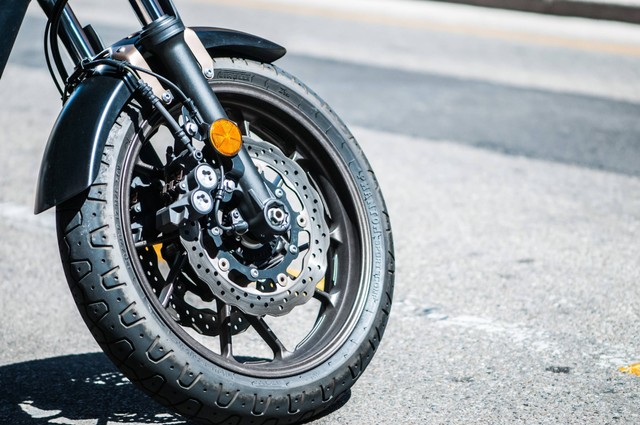 Ilustrasi Cara Membaca Ukuran Ban Motor, Foto: Unsplash/Vlad Kutepov