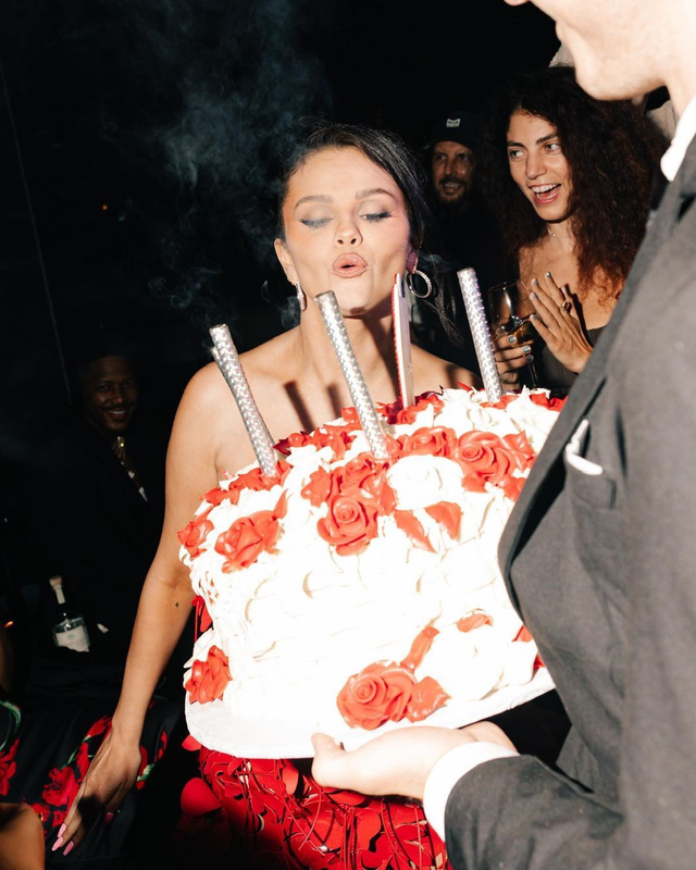 Selena Gomez di pesta ulang tahun ke-31, memesona dalam red dress lansiran Bottega Veneta. Foto: Instagram/@selenagomez