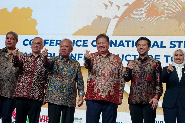 Menko Perekonomian Airlangga Hartarto dan Menteri PUPR Basuki Hadimuldjono menghadiri konferensi Sewindu Proyek PSN, di Jakarta, Rabu (26/7/2023). Foto: Akbar Maulana/kumparan