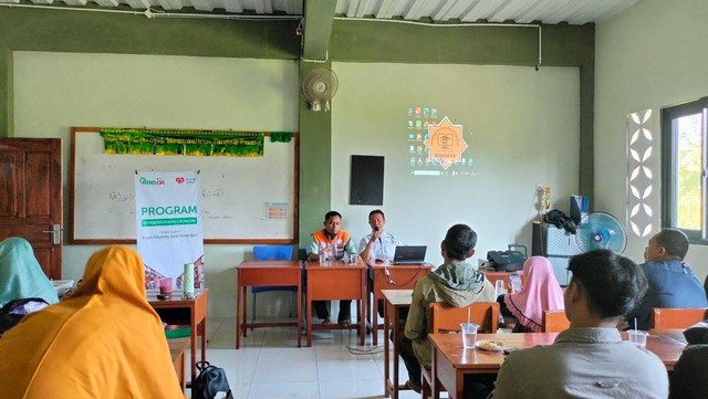 ROIS OJK memberikan fasilitas pelatihan kewirausahaan untuk para pelaku UMKM binaan Rumah Zakat yang berada di desa berdaya Cisolok, Kabupaten Sukabumi, Senin (10/7).