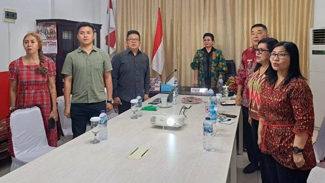 Bupati Kepulauan Sitaro Evangelian Sasingen saat mengikuti prosesi penerimaan penghargaan secara virtual.