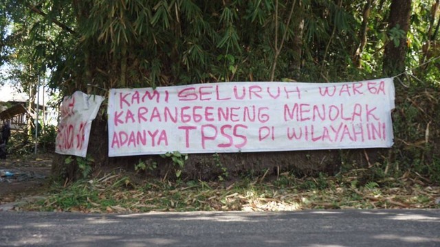 Banner penolakan warga Karanggeneng, Umbulharjo, Cangkringan, Sleman, terhadap rencana pembukaan TPA sementara di Cangkringan pada Rabu (26/7). Foto: Arif UT/Pandangan Jogja