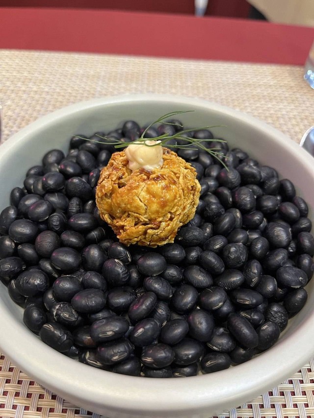 Corn Flakes balado sebagai hidangan pembuka dalam menu ala fine dining. Foto: Adhie Ichsan/kumparan