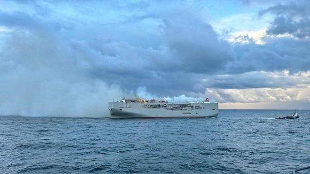 Asap mengepul saat kebakaran terjadi di kapal kargo Fremantle Highway, di laut pada 26 Juli 2023. Foto: Coastguard Netherlands/Handout via REUTERS