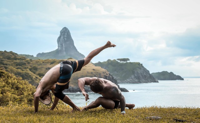 Foto oleh alexandre saraiva carniato: https://www.pexels.com/id-id/foto/2-pria-menampilkan-capoeira-di-rumput-2049755/ Ilustrasi