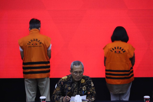 Penyidik KPK menunjukkan dua tersangka operasi tangkap tangan (OTT) Basarnas saat konpers di Gedung KPK, Jakarta, Rabu (26/7/2023). Foto: Dicky Adam Sidiq/kumparan