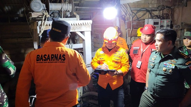 Tim SAR gabungan dalam proses evakuasi 8 pekerja tambang yang terjebak di Banyumas. Foto: Dok. Basarnas
