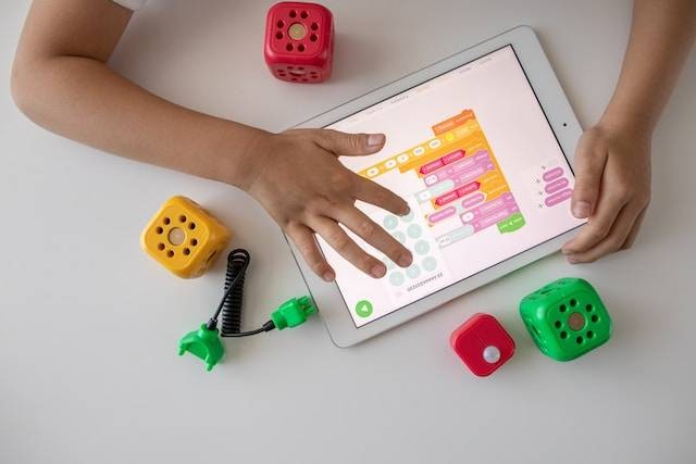 Ilustrasi game untuk belajar bahasa. Sumber foto: unsplash.com