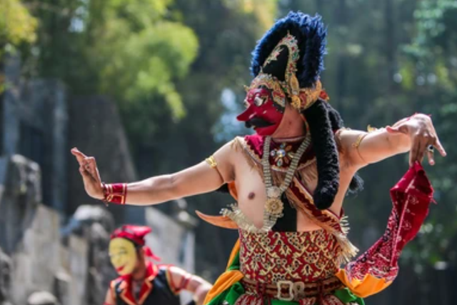 https://www.shutterstock.com/image-photo/javanese-traditional-mask-dancers-practicing-yogyakarta-2139267565