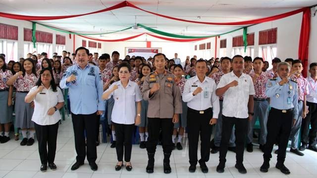Foto bersama pemateri dan juga para siswa peserta sosialisasi bahaya Perdagangan Orang dan Penyelundupan Manusia di Kabupaten Sangihe.