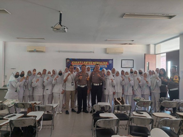 Kasat Lantas Polres Tegal Kota melakukan program “Kasatlantas Mengajar, Implementasi Pendidikan Lalu Lintas” di Ruang 4.3 Gedung A, Poltek Harber pada Senin (17/07/23).